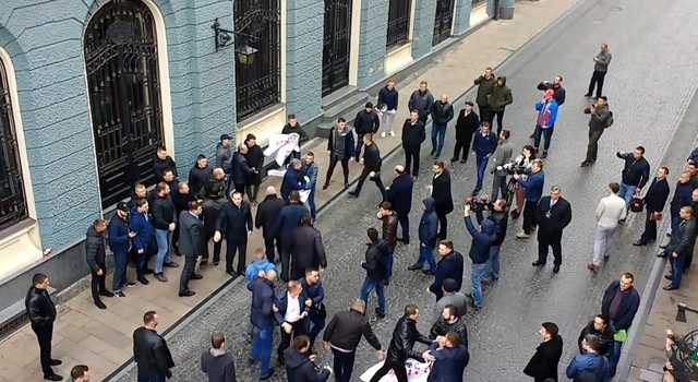 У Чернівцях пікет проти Тимошенко розганяли з кулаками