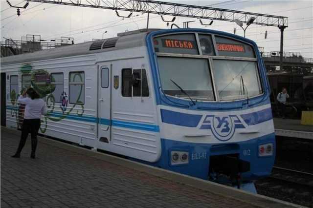 В Киевской области мужчина выпал из электрички и скончался на месте