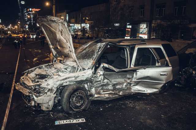 В Киеве на Шулявском мосту столкнулись три автомобиля