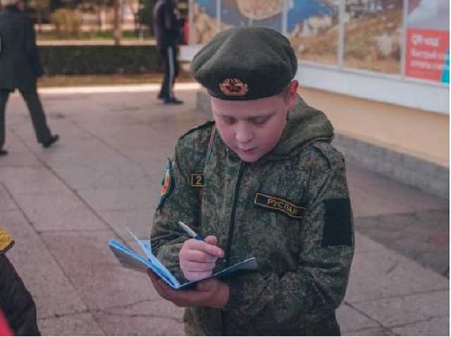 Без военной формы никуда: оккупанты устроили для детей в Крыму пропагандистскую акцию