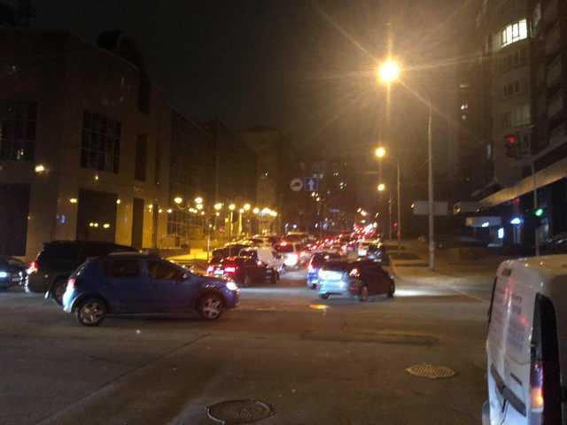 В Киеве ночью перекрыли улицу Антоновича возле “Оушен плазы” из-за опасного предмета, – СМИ