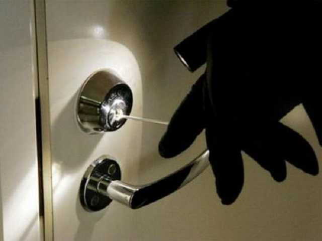 Грабят квартиры: в сеть попало фото дерзких воров в Киеве