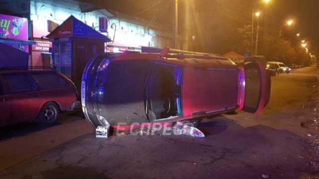 В Киеве пьяная женщина на Mitsubishi врезалась в прицеп и перевернулась