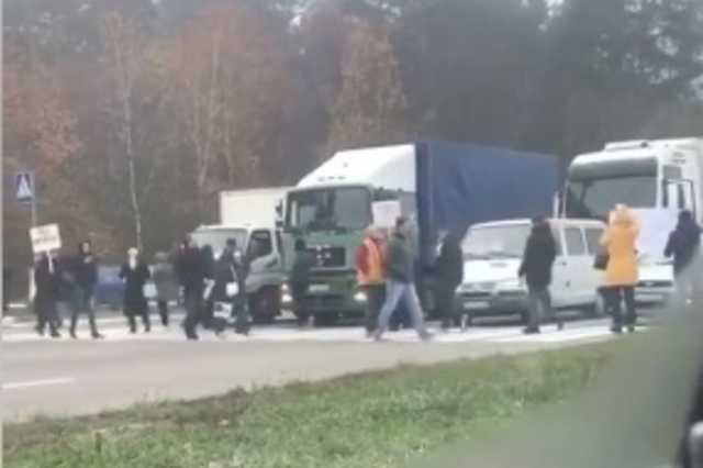 Активисты перекрыли трассу под Киевом: подробности