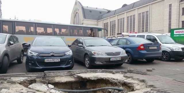 Возле центрального ж/д вокзала Киева на дороге образовалась огромная яма
