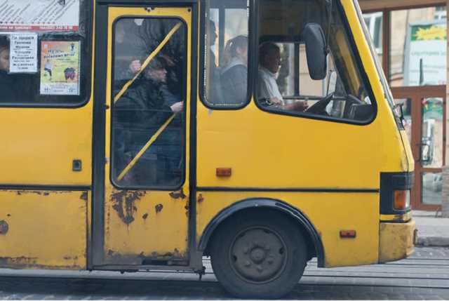 “Маршрутчик вас туда не посылал”: Под Киевом пассажиры ”накинулись” на ветерана АТО