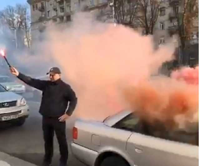 В Киеве владельцы авто на еврономерах подожгли шашки