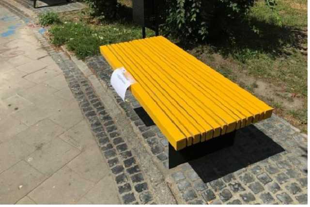 Дизайнерські лавки в Києві комунальники пофарбували в "жеківський зелений"