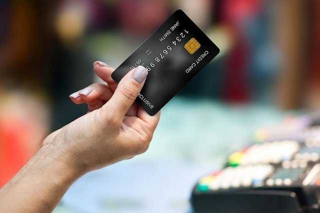 Украинцы пользуются кредитными картами из-за низких зарплат