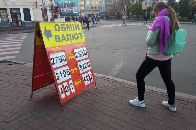 Почему курс доллара скатывается все ниже и Нацбанк играет против гривны