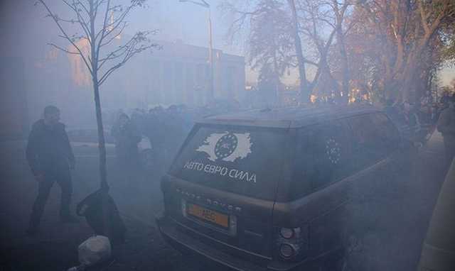 СМИ: Участники протеста под ВР забросали яйцами нардепа