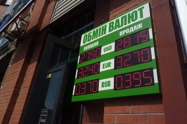 Люди пошли за долларом — помогают валюте дорожать