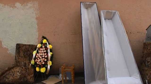 "Передумал умирать": в Киеве выбросили на помойку новый гроб и именной венок