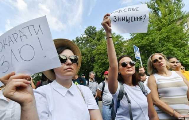 Еврокомиссия требует расследовать нападения на активистов