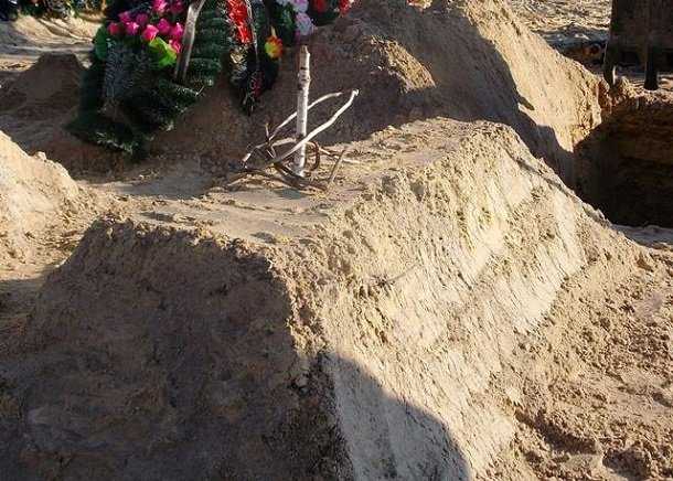 Венок и березовый кол: Появилось фото могилы известного маньяка