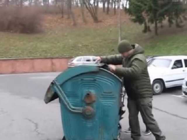 В Ровно суд оправдал активистов, устроивших "мусорную люстрацию" бывшему нардепу