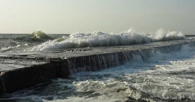 В Одессе девушку смыло с пирса волной