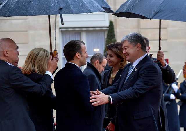 Макрон розцілував дружину Порошенка