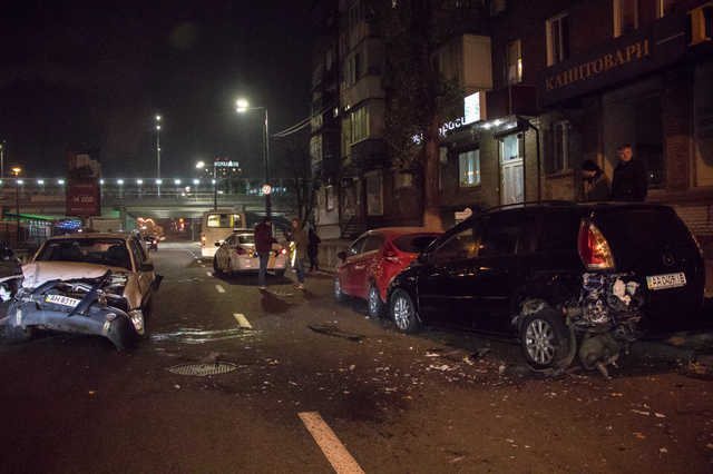 В Киеве Dacia протаранила два автомобиля и выбила двери в маршрутке