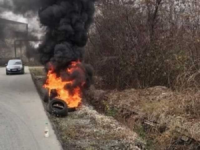 Блокируют работу таможни и жгут шины: «евробляхеры» устроили протест в Ивано-Франковске