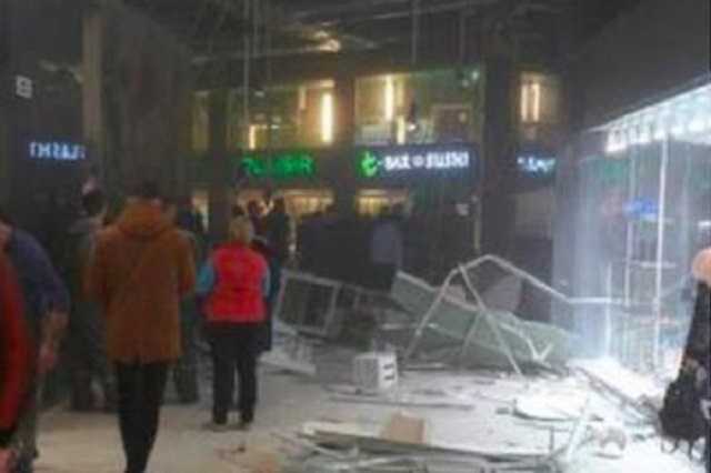 В Минске рухнул потолок в ТЦ: первые фото и видео с места ЧП