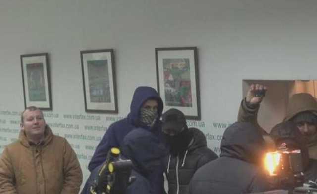 Группа людей в масках ворвалась в офис «Интерфакс-Украина»