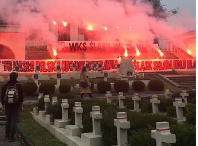 Львовский облсовет требует наказать поляков, которые жгли файеры на Лычаковском кладбище