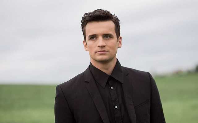 Белорусский певец Колдун в окружении автоматчиков пел на выборах в "ДНР"