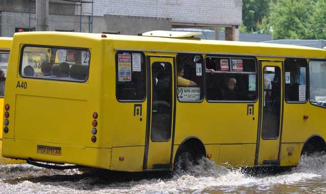 В Черкассах третьи сутки протестуют водители маршруток