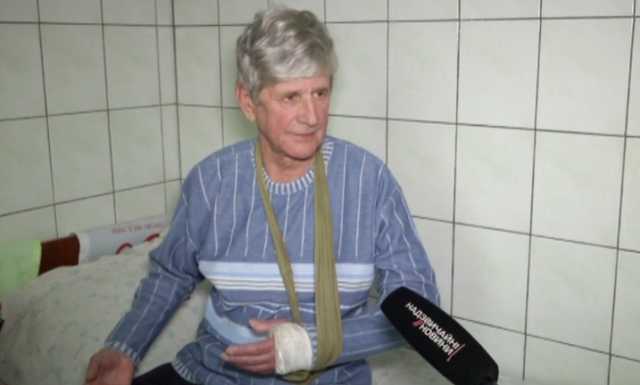 Под Киевом коммунальщики сломали руку пенсионеру