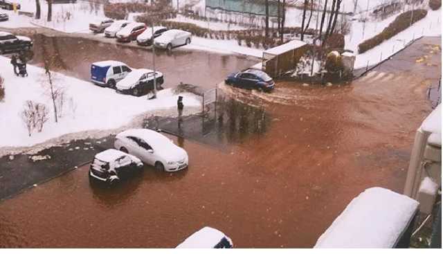В Киеве произошел масштабный прорыв трубы: улицы превратились в озеро