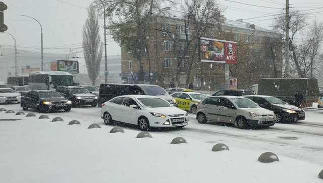 В Киеве из-за снегопадов произошло почти 300 ДТП