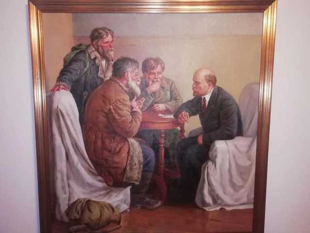 В Днепре активисты из С14 заблокировали гостиницу с портретами Ленина и Сталина