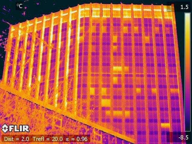 ’’Окна настежь’’: в Киеве наглядно показали, как госучреждения ’’пускают тепло на ветер’’