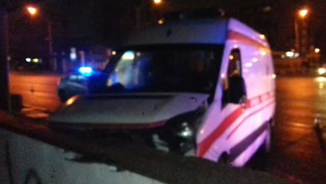 Во Львове скорая въехала в ограждение подземного перехода