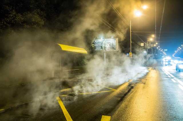 У центрі Києва знову прорвало трубу: з’явилося відео з місця події