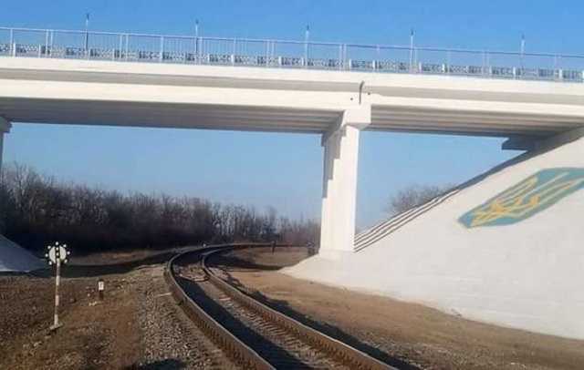 В Попасной восстановили взорванный боевиками мост