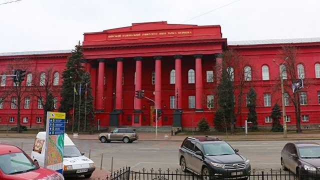 Красный корпус Киевского университета Шевченко хотят перекрасить в желтый цвет