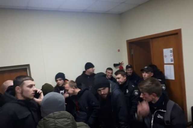 Суд с беспорядками: подозреваемых в убийстве Сергиенко отпустили