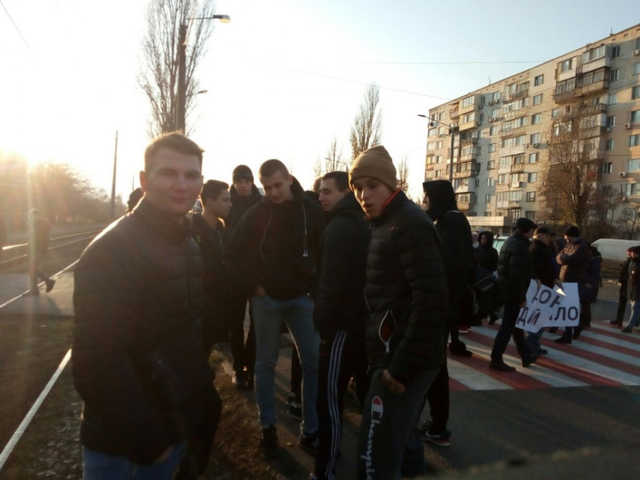 В Одессе во время блокирования трассы девушка получила травму головы