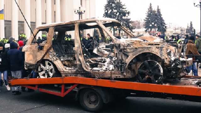 В Киеве под Верховную Раду активисты привезли сгоревший автомобиль Ярошевича