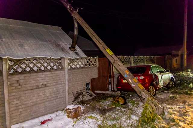 В Днепре водитель грузовика сбил столб и въехал в забор дома