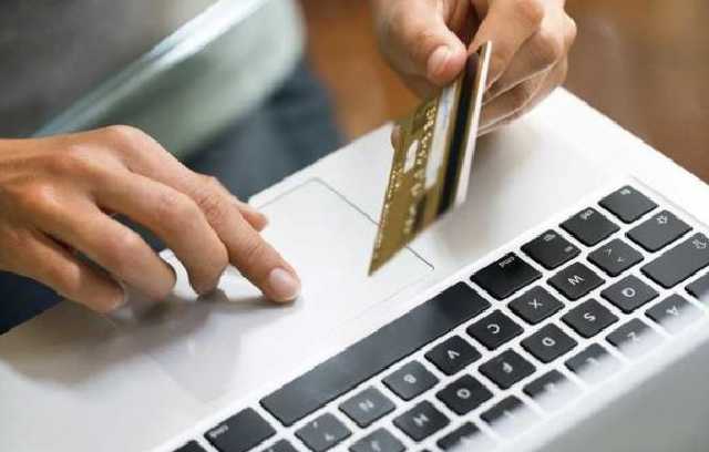 Безналичные платежи украинцев достигли почти 1 трлн грн