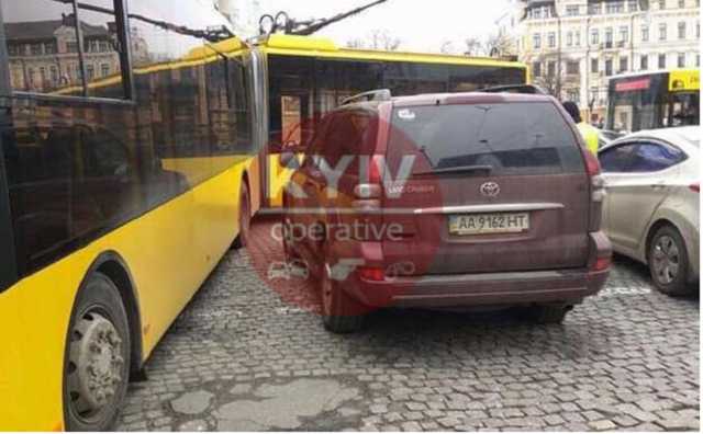 Позашляховик заблокував рух трамваїв: кияни відірвали дзеркало та пересунули авто