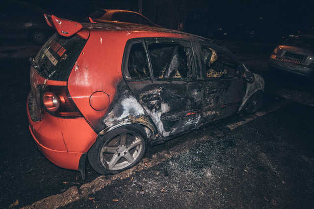 В Киеве на Виноградаре под подъездом многоэтажки дотла сгорел Volkswagen Golf
