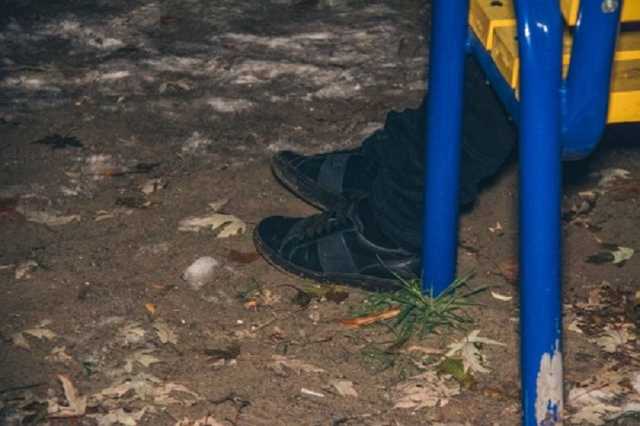 В Киеве на детской площадке нашли труп со спущенными штанами