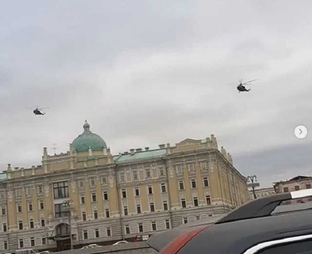 С территории Кремля вылетели два военных вертолета с неизвестным грузом