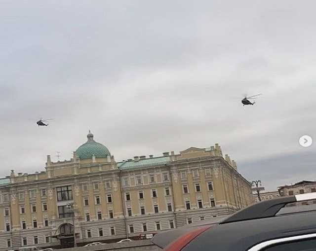 Источник назвал причину появления вертолетов над Кремлем