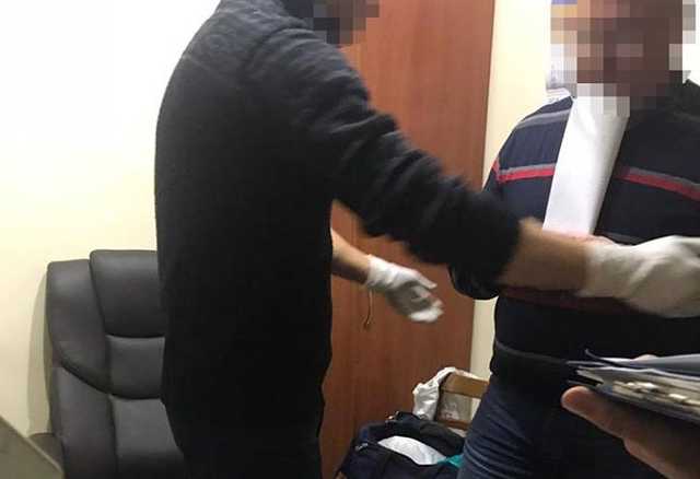 В Киеве на взятке задержали чиновника районной администрации