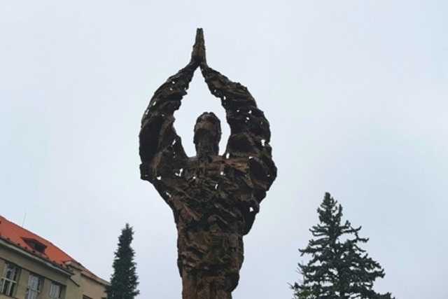 "Из грязи налепили?". Ужгородцы возмущены уродливым памятником Голодомору